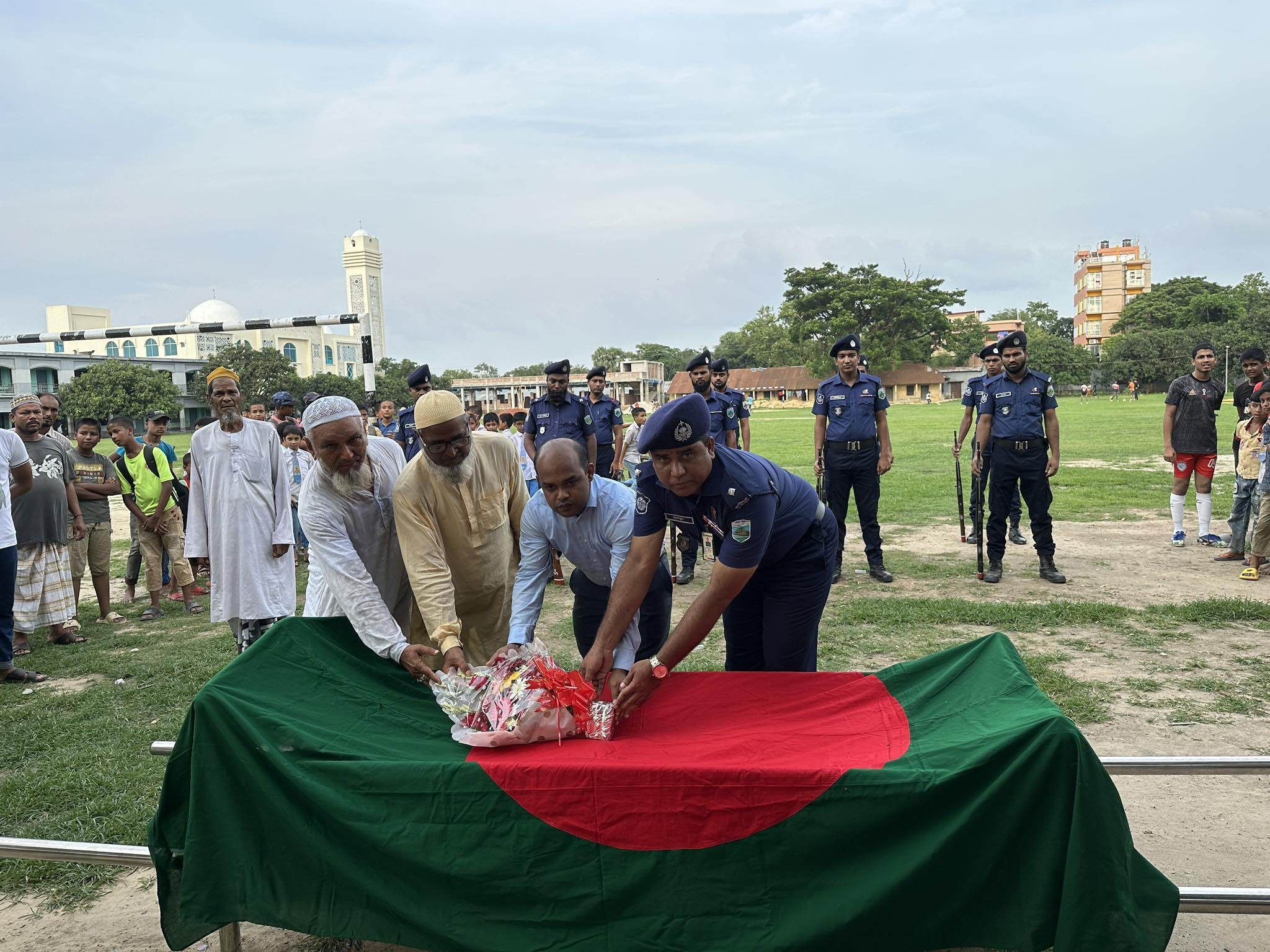 নওগাঁর সাপাহারে মুক্তিযোদ্ধা আব্দুল গফুর কে রাষ্ট্রীয় মর্যাদায় দাফন